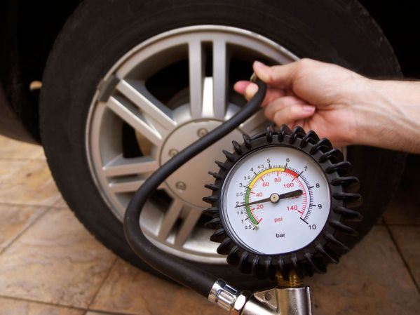 Bơm lốp có đồng hồ đo áp suất lốp