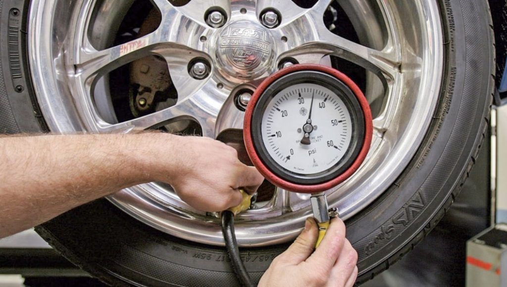 Đồng hồ của bơm hơi xe hơi phát hiện áp suất lốp