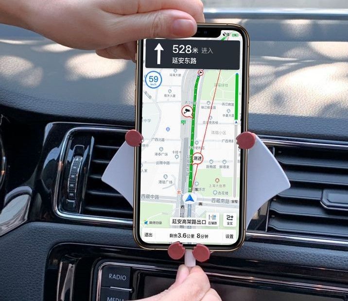 Giá đỡ điện thoại trên ô tô sử dụng map dễ dàng