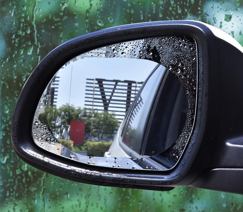 Miếng dán chống đọng nước gương chiếu hậu ô tô là phụ kiện cần thiết khi trời mưa